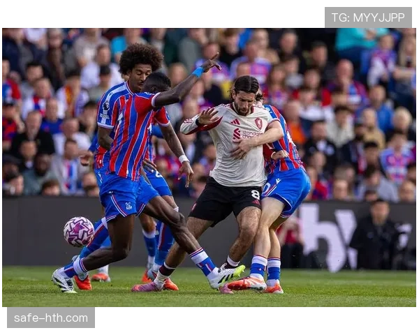 马赛前锋单刀球处理不当引主帅暴怒，场边镜头清晰收录其关于进攻选择的战术指令